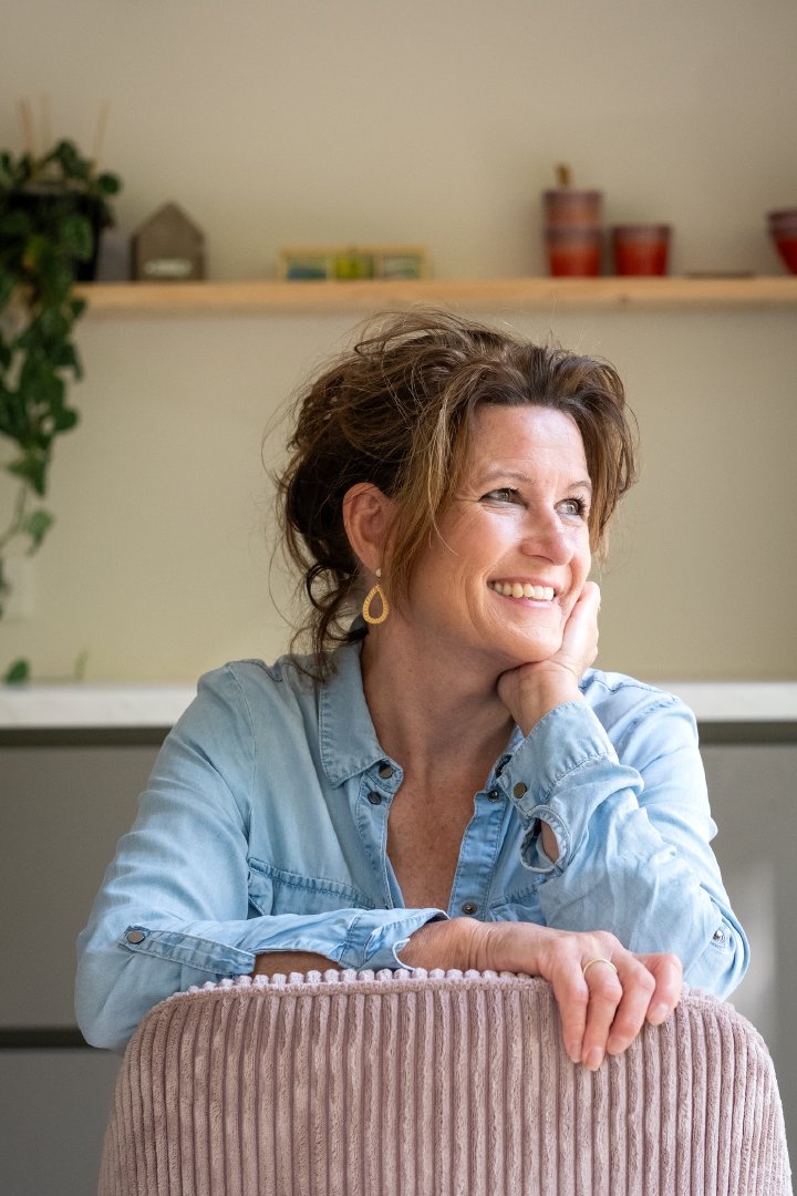 Mirian Stanneveld zittend met een kussen in haar praktijkruimte
