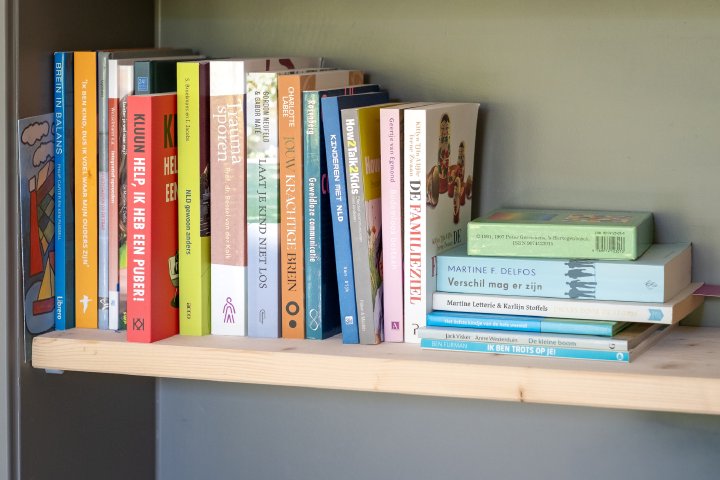 Boekenkast met boeken over opvoeding, kinderen en persoonlijke ontwikkeling